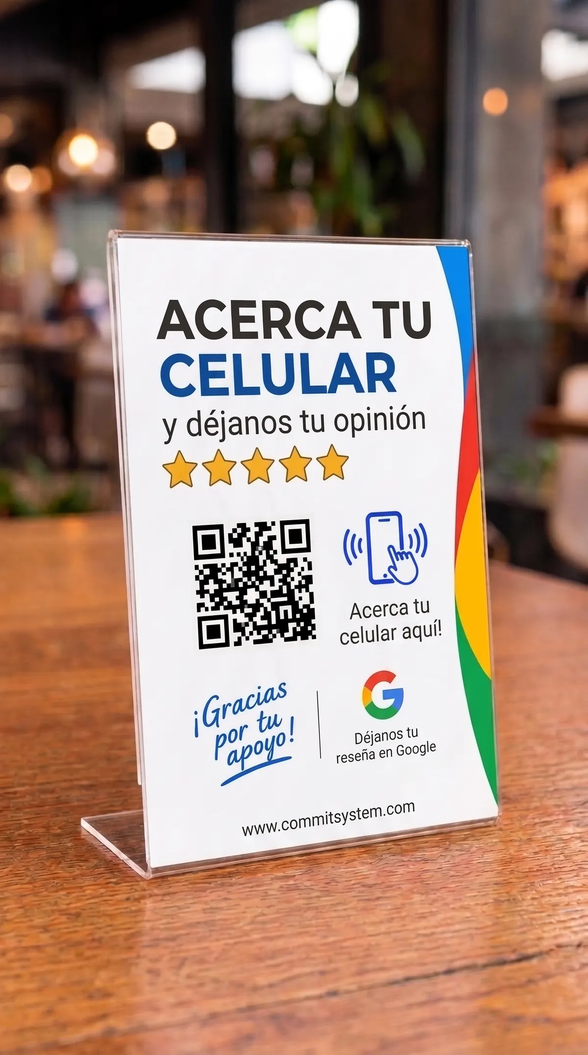 Exhibidor acrílico blanco de reseñas de Google sobre una mesa de madera, con NFC y código QR